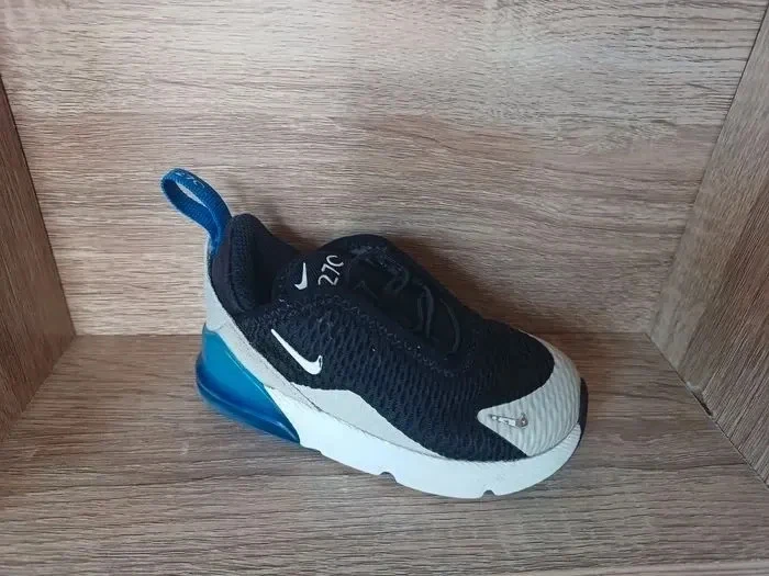 Basket air max 270  pointure 23.5